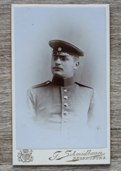CDV Foto auf Karton / Regensburg / 1900-1918 / Foto Atelier G Schmidbauer / Marschallstrasse C 51 / Soldat Offizier